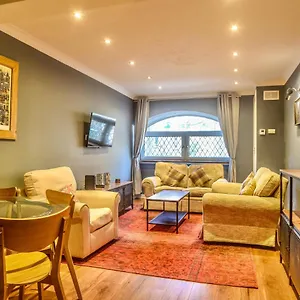 Montrose Terrace Apartment